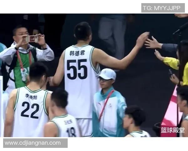 四川胜辽宁！周琦与二哥叙旧，韩德君高兴谢幕，四川全队合影留念